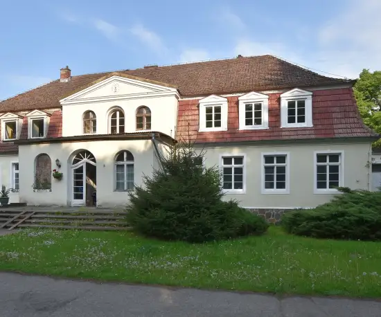 Dwór w Damnie. Źródło: Wikimedia Commons/ Henryk Bielamowicz